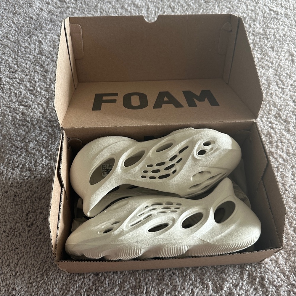 YEEZY Foam RNNR - Picture 2 of 7